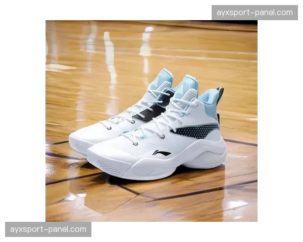 德国运动品牌推出新款轻量化战靴，主打卖点为“优化高强度压迫中的变向与启动”