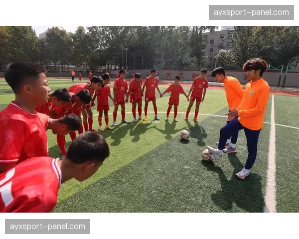 西甲“足球梦想”项目走进加泰罗尼亚地区中小学，进行足球普及活动